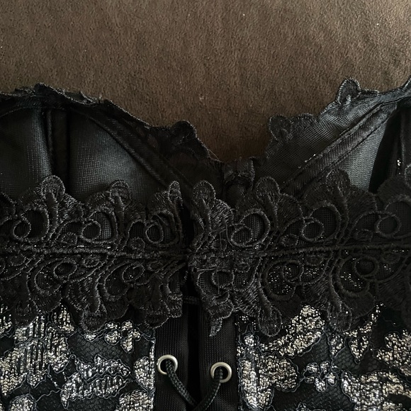 Black and silver sexy  bustier/corset with garters - Picture 2 of 14